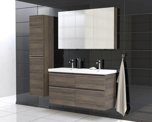 Moderne badkamer met wastafelonderkast, spiegelkast en hoge kast