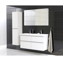 Badkamer met wastafel, spiegelkast en hoge kast