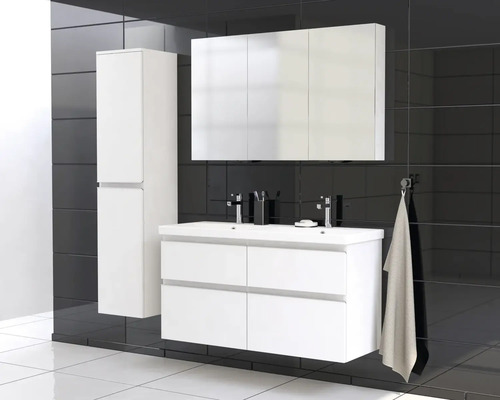 Badkamer met wastafel, spiegelkast en hoge kast