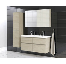 Moderne badkamer met wastafelonderkast, spiegelkast en hoge kast in licht houten decor.