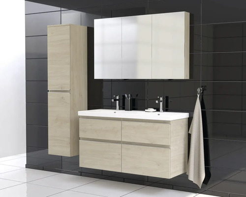 Moderne badkamer met wastafelonderkast, spiegelkast en hoge kast in licht houten decor.