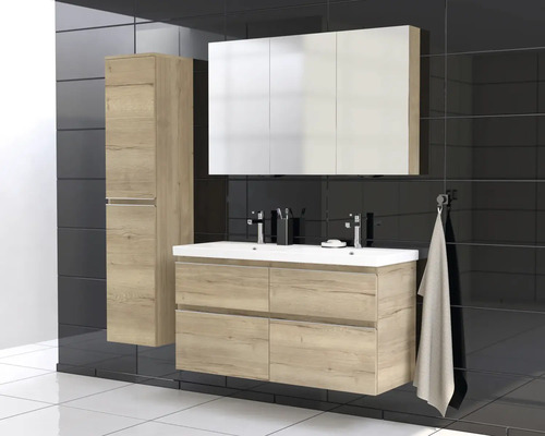 Badkamer met wastafel, spiegelkast en hoge kast in houtlook