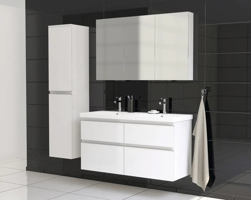 Moderne badkamerset met wastafelonderkast, spiegelkast en hoge kast