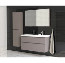 Badkamer met wastafel, spiegelkast en hoge kast