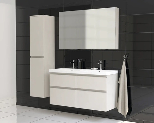 Badkamer met wastafel, spiegelkast en hoge kast