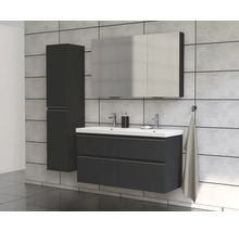 Moderne badkamer met wastafel, spiegelkast en hoge kast voor een betegelde muur