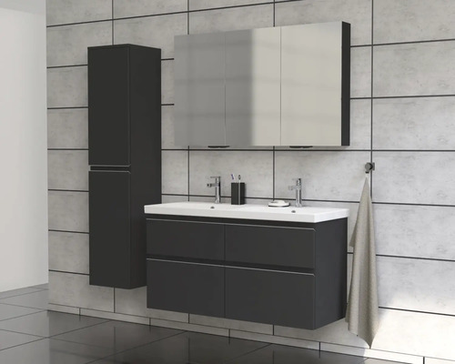 Moderne badkamer met wastafel, spiegelkast en hoge kast voor een betegelde muur