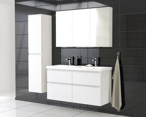 Badkamer met wastafelonderkast, spiegelkast en hoge kast