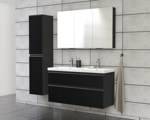 Badkamerset met wastafelonderkast, spiegelkast en hoge kast tegen een betegelde wand