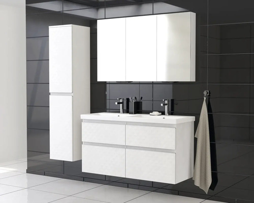 Badkamer met hoge kast, wastafelonderkast en spiegelkast