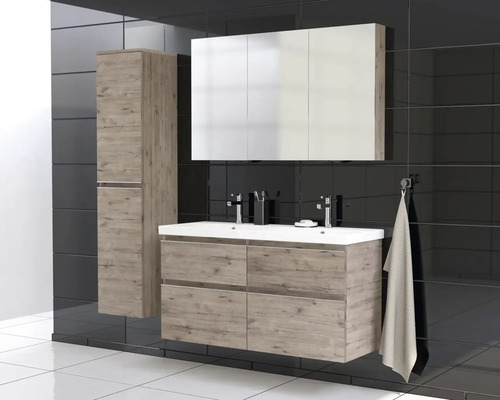 Badkamer met wastafelonderkast, spiegelkast en hoge kast