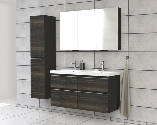 Moderne badkamerset met wastafelonderkast, spiegelkast en hoge kast.