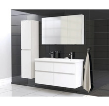 Badkamer met wastafel, spiegelkast en hoge kast