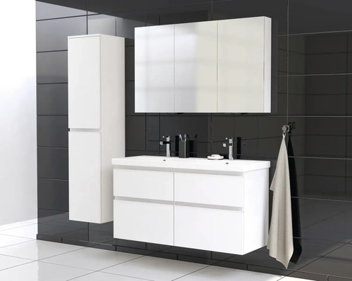 Badkamer met wastafel, spiegelkast en hoge kast