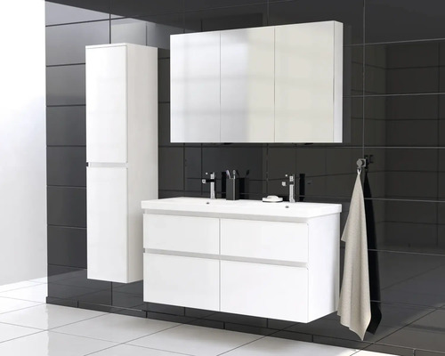 Badkamer met witte wastafelonderkast, spiegelkast en hoge kast voor zwarte tegels