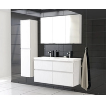 Badkamer met wastafel, spiegelkast en hoge kast