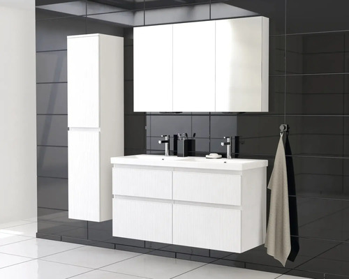 Badkamer met wastafel, spiegelkast en hoge kast