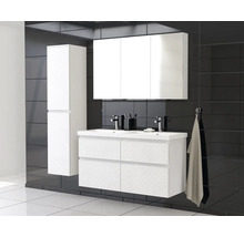 Badkamer met witte wastafelonderkast, spiegelkast en hoge kast tegen zwarte wand