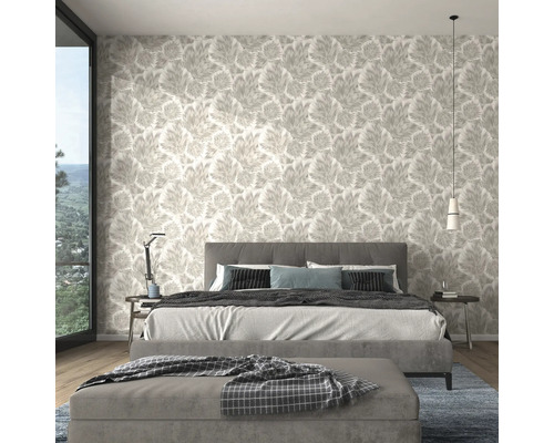 Slaapkamer met bed, nachtkastjes en patroonbehang