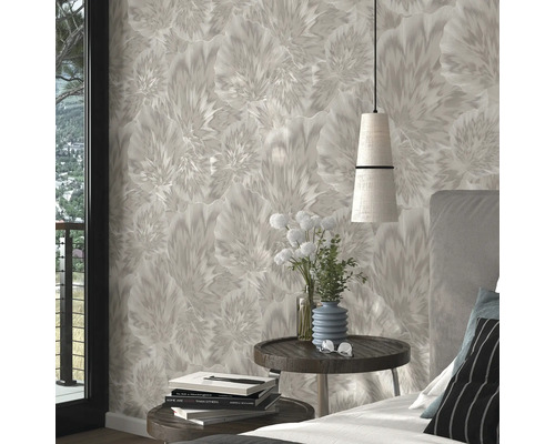 Interieur met behang met bloemmotief, nachtkastje en lamp