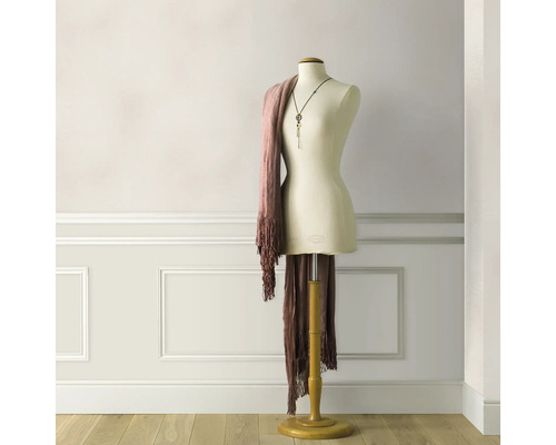 Paspop met sjaal en ketting in interieur