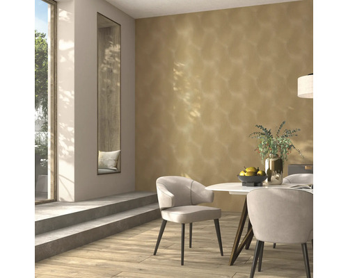 Lichte ruimte met eettafel, stoelen en decoratieve wanddecoratie voor een modern interieur