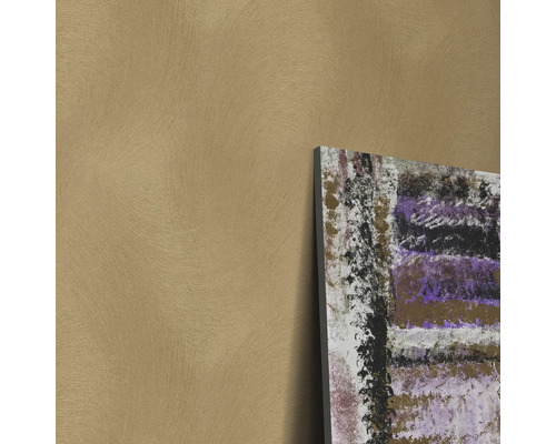 Wand met reliëf en abstract schilderij