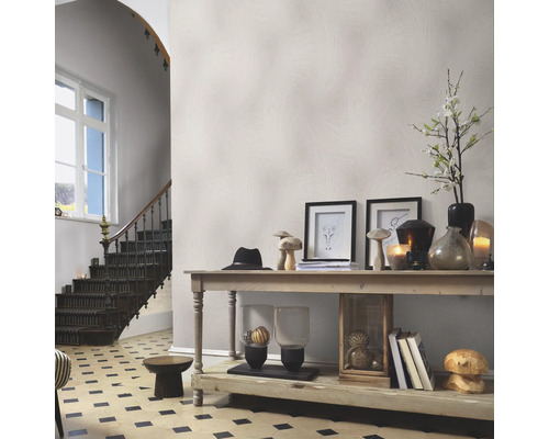 Lichte hal met dressoir, decoraties en trap