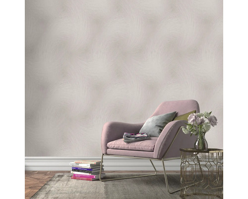 Scène met patroonbehang, fauteuil, tafel en decoratie voor interieurs.