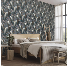 Slaapkamer met bed en behang met pauwenmotief