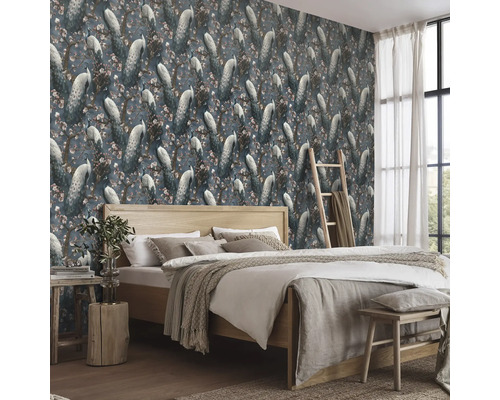 Slaapkamer met bed en behang met pauwenmotief