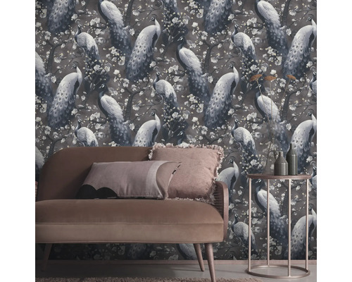 Decoratieve woonkamer met behang met pauwenmotief, bank en bijzettafel.