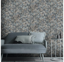 Woonkamer met bloemenbehang, bank en bijzettafel