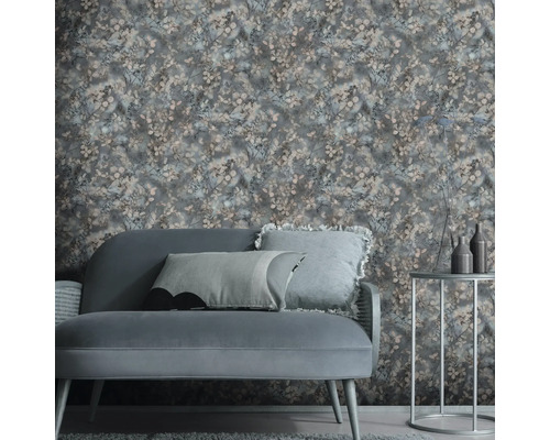 Woonkamer met bloemenbehang, bank en bijzettafel