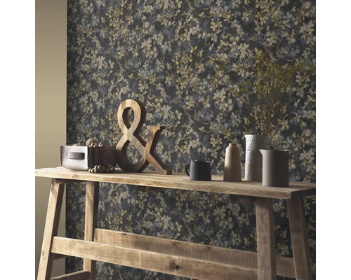Decoratief interieur met bloemetjesbehang, houten tafel en woonaccessoires.