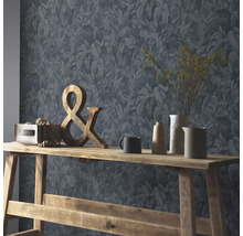 Interieurscène met blauwgrijs bladbehang en houten tafel met decoratie