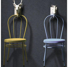 Twee stoelen versierd met wandhaken in de vorm van een dierenkop.