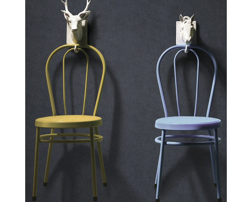 Twee stoelen versierd met wandhaken in de vorm van een dierenkop.