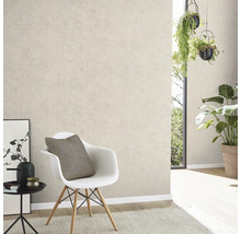 Lichte woonkamer met lichtbeige gemustered behang, stoel, tafel en planten