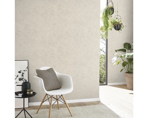 Lichte woonkamer met lichtbeige gemustered behang, stoel, tafel en planten