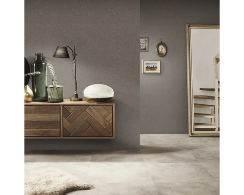 Woonkamer met ladekast, lamp, spiegel en decoratie