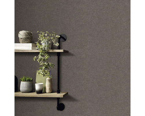 Decoratieve houten planken met planten en decoratie aan een grijze muur