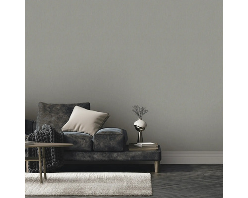 Woonkamer met bank, kussens, tafel en vloerkleed