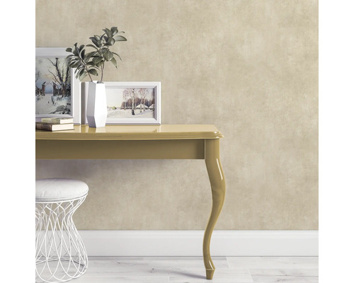 Decoratieve kamer met tafel, kruk, planten en schilderijen voor een gezellige sfeer