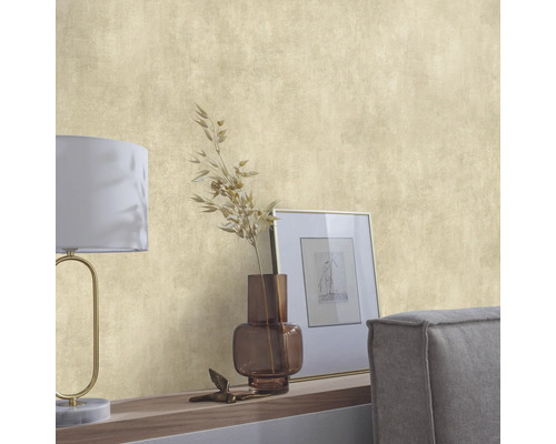 Close-up van een gestructureerd behang met een decoratie van een lamp, vaas en fotolijst op een plank