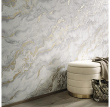 Decoratieve kamer met marmeren behang, zitkruk en handtas