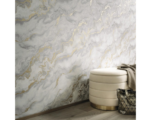 Decoratieve kamer met marmeren behang, zitkruk en handtas