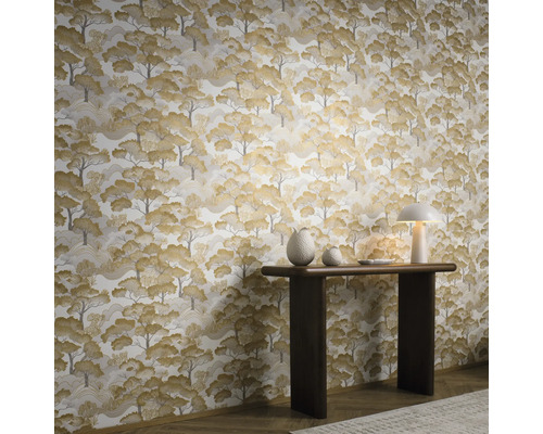 Woonkamer met patroonbehang en console met lamp