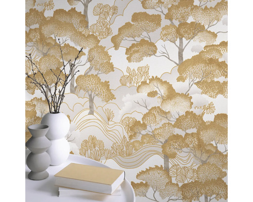 Behang met boommotief, gecombineerd met vazen en boeken voor een decoratieve sfeer