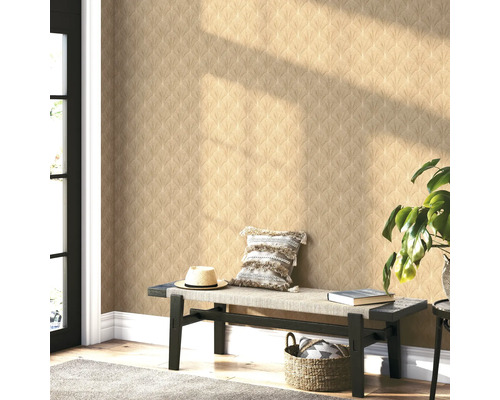 Wanddecoratie met patroonbehang, bank en decoratieve elementen voor een stijlvolle kamerambiance.